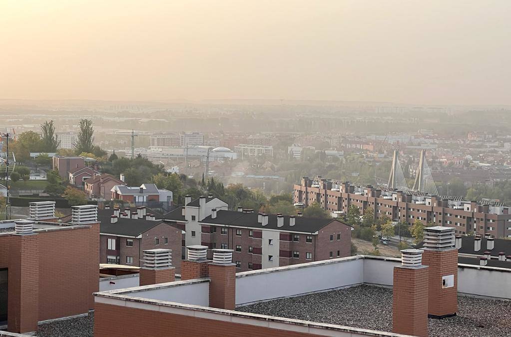 La calima tiñe de naranja el cielo de Valladolid