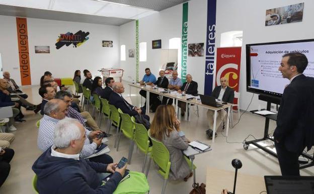 Los empresarios de Palencia se forman sobre ventajas de los coches eléctricos