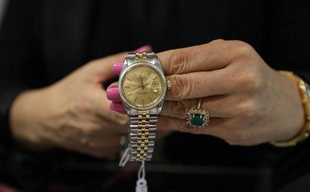 De un Rolex a diamantes: el Ayuntamiento de Madrid subasta más de 2.000 objetos perdidos