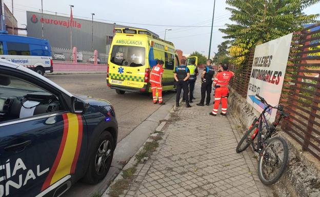 Un ciclista pierde el control y choca contra dos coches aparcados en Argales