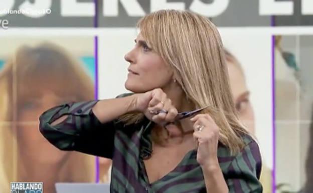 Lourdes Maldonado se solidariza con las mujeres de Irán, cortándose el pelo en TVE
