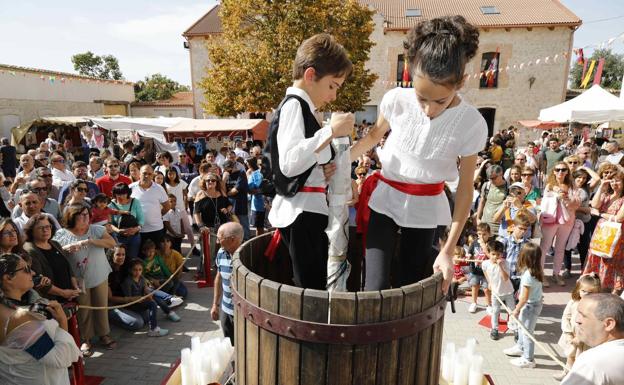 Éxito de convocatoria en el mercado medieval y la fiesta de la vendimia de Quintanilla de Onésimo