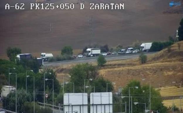 La colisión entre un camión y un vehículo en la A-62 provoca un kilómetro de retención