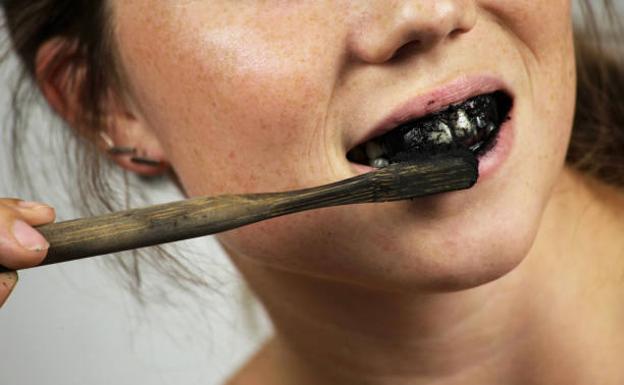 Dentífricos con carbón activado: ¿Es cierto que blanquean los dientes?