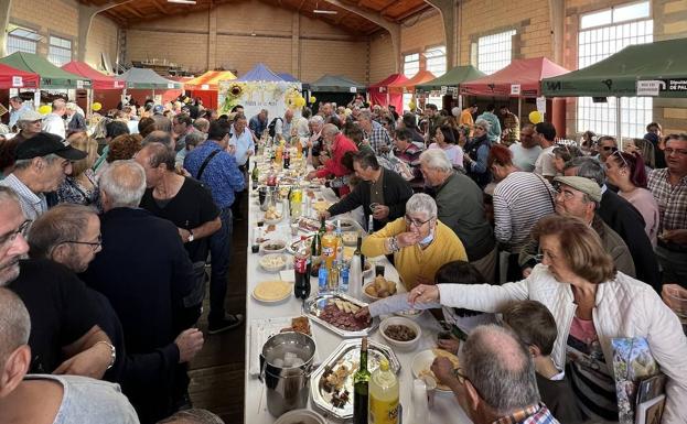 Éxito de público en la Feria de la Miel de Castrejón de la Peña
