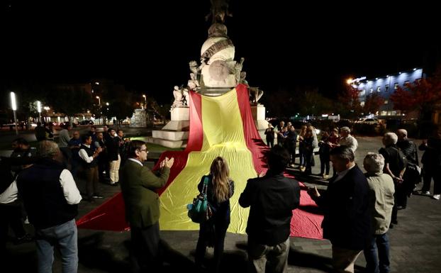 Noche en vela de Vox para evitar ataques contra la estatua de Colón en Valladolid