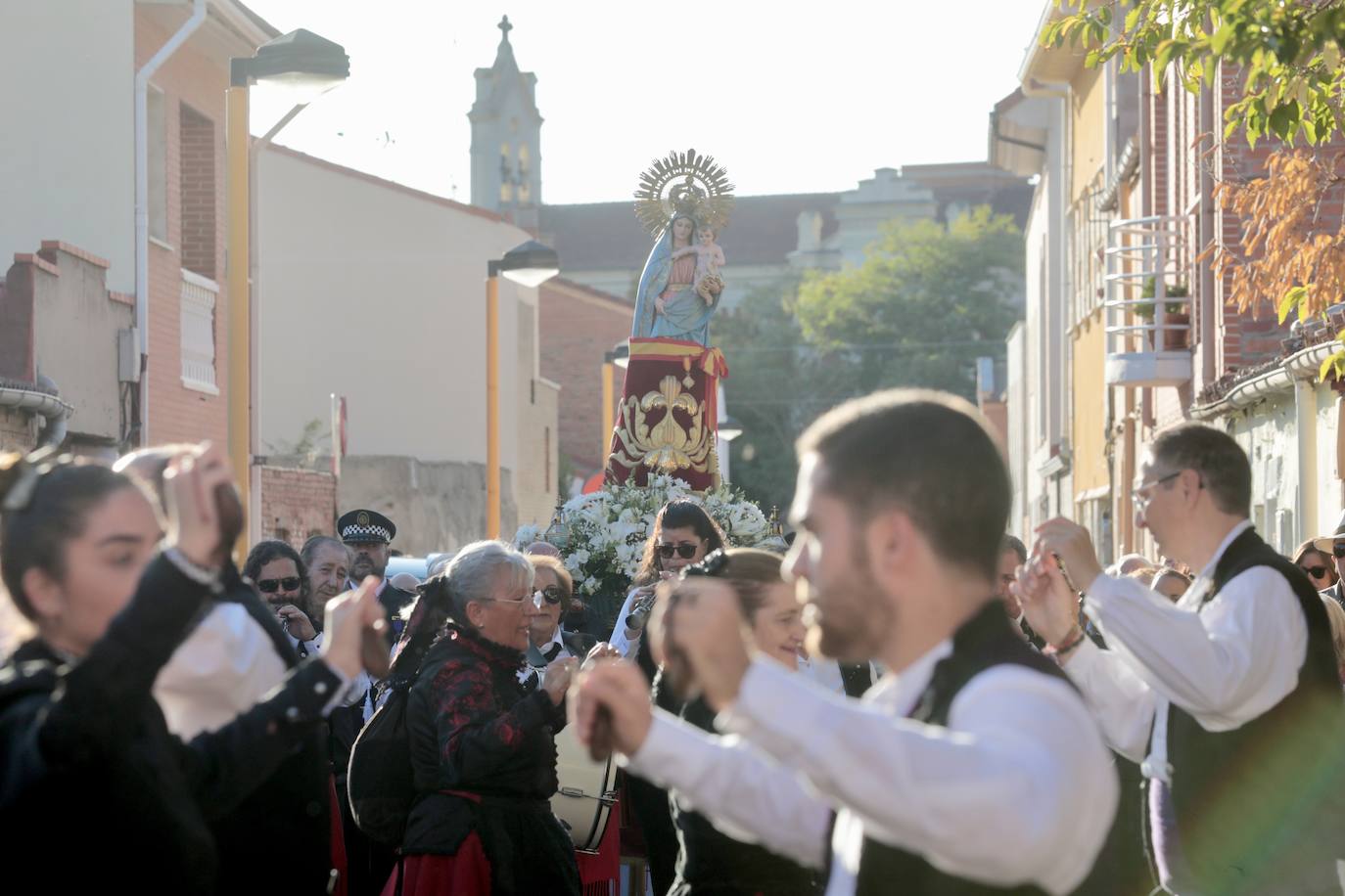 El barrio de La Pilarica de Valladolid procesiona a su Virgen en el día del Pilar