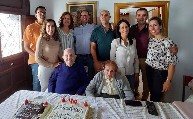 Niceto Manso, el abuelo de Megeces, celebra sus cien años con su esposa, de 102