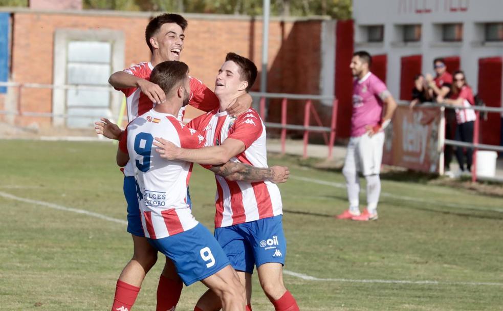 El árbitro que colgó el silbato y golea en Tercera División