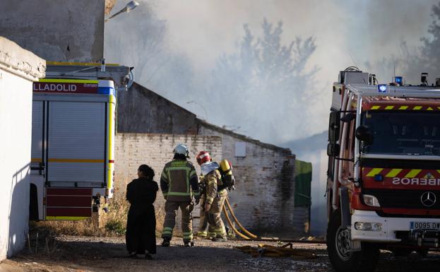 Bomberos de la Diputación y la Junta extinguen un incendio en Mucientes