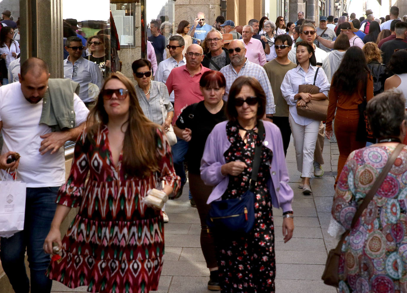 Los turistas abarrotan las calles de Segovia
