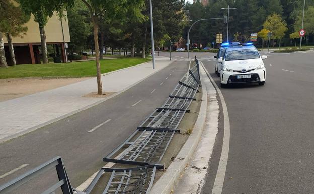 Un conductor que casi triplicaba la tasa de alcohol derriba una valla en la calle José Acosta