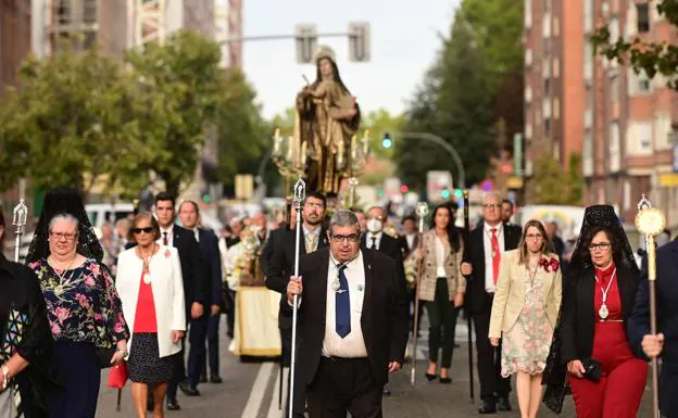 Una procesión rinde homenaje a Santa Teresa en el IV centenario de su coronación
