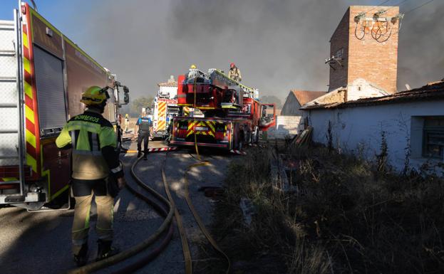 Los bomberos sofocan un incendio en la planta de biomasa de la Junta junto a la Cañada Real