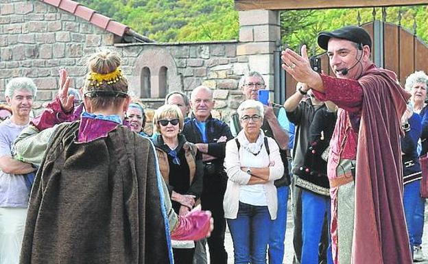 El conde y su mujer, junto a la fuente de Brañosera. 