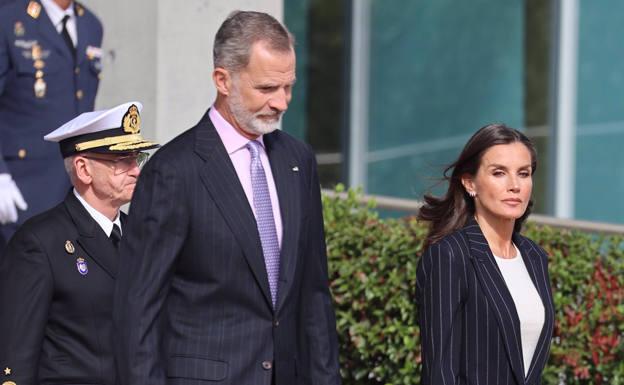 La Reina Letizia sustituye los tacones por los zapatos planos con maxisuela