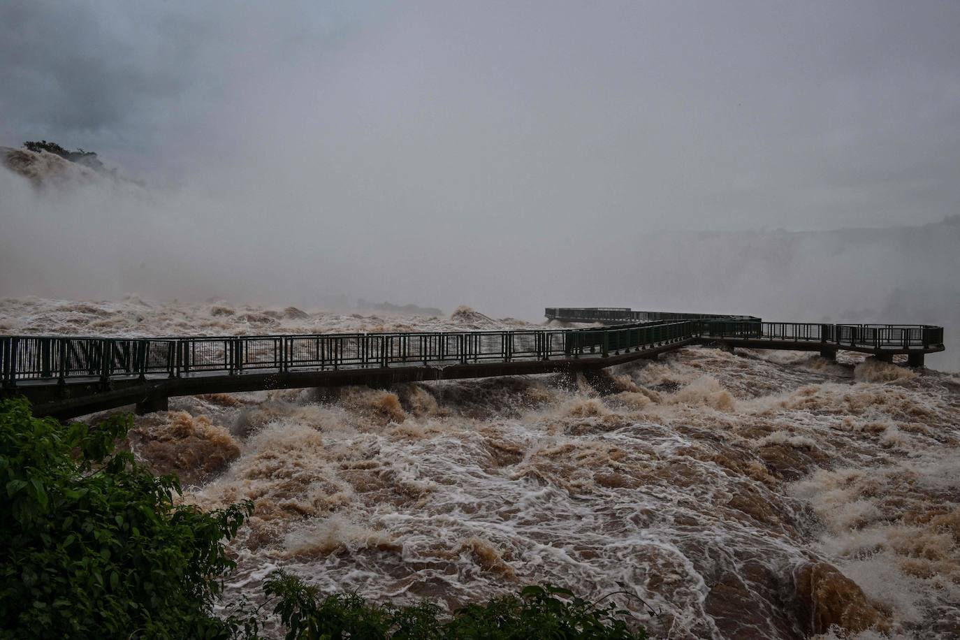 Las cataratas de Iguazú se desbordan tras las fuertes lluvias torrenciales