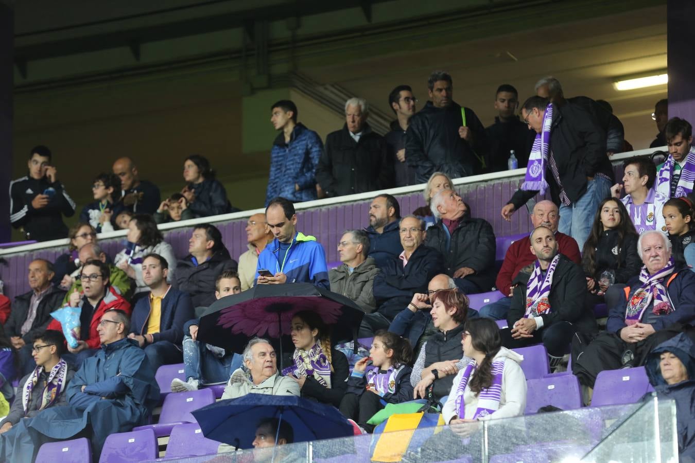 Búscate en las fotos de la grada del Real Valladolid-Celta de Vigo (4/4)