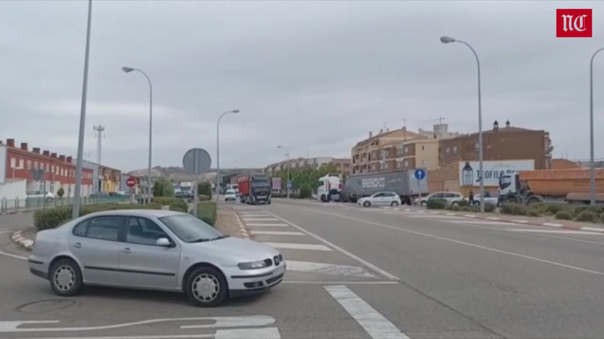 Un camión bloquea el acceso a la N-122 tras perder su caja