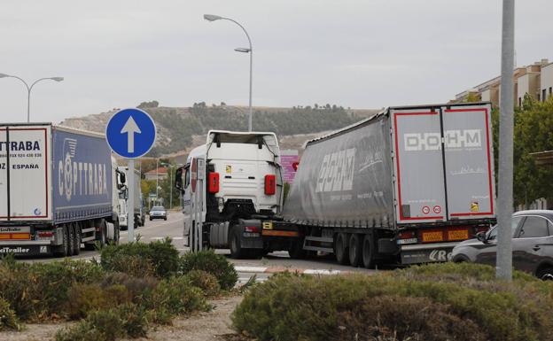 Un camión bloquea un acceso a la travesía de Peñafiel al desengancharse la caja