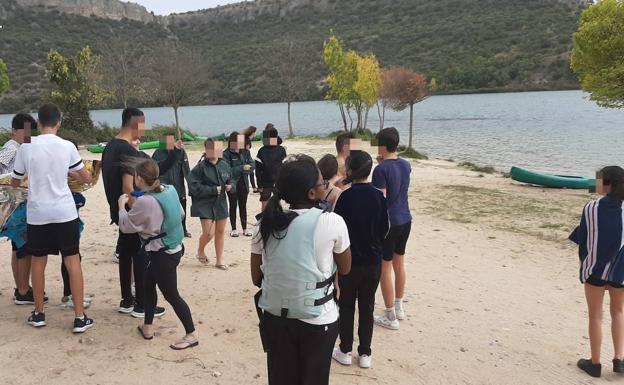 El viento echa al agua a 55 menores que hacían piragüismo en un pantano de Segovia