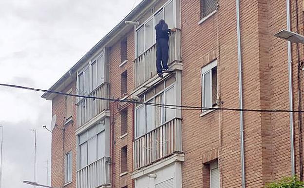 «Pensó que si no entraba por el balcón pagábamos 120 euros al cerrajero»