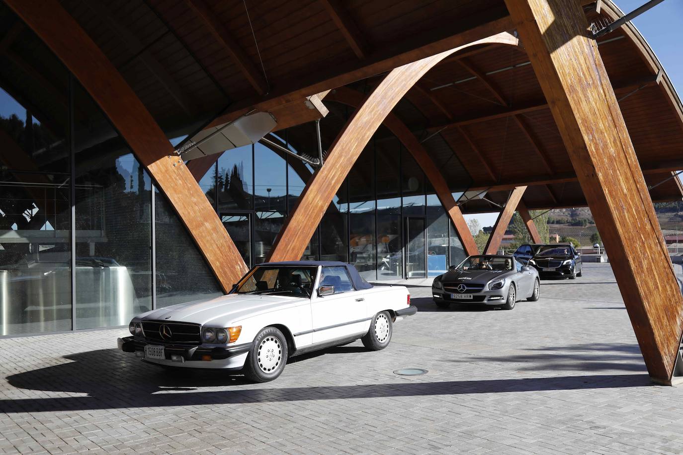 Una veintena de coches clásicos de Mercedes visitan Bodegas Protos