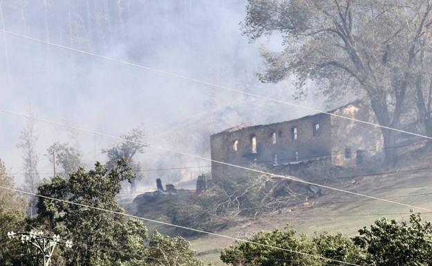 Ordenan la evacuación de Bortedo, Burgos, por el incendio de Balmaseda