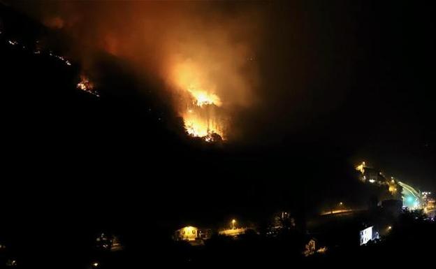 El foco más peligroso del incendio de Balmaseda se sitúa este lunes en Burgos