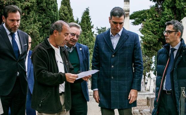 El horror de las fosas de El Carmen conmueve a Pedro Sánchez