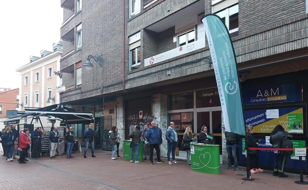 Colas en Valladolid para inscribirse en la XI Marcha contra el Cáncer