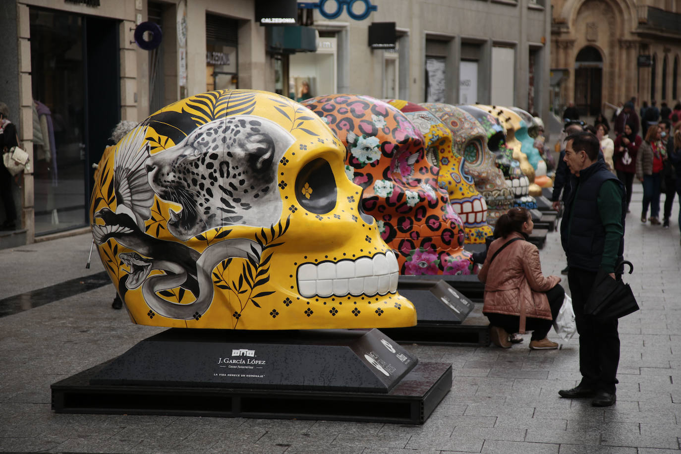 Enormes cráneos decorados toman el centro de Salamanca antes de Halloween