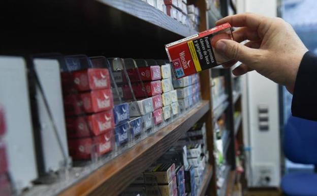 Roban 10.000 euros en tabaco en un estanco de Herrera tras romper una luna del escaparate