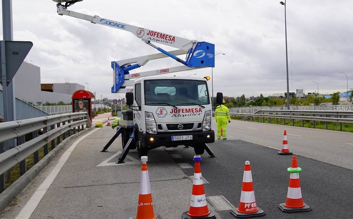 Así son los conos inteligentes de la DGT que controlan el tráfico a distancia