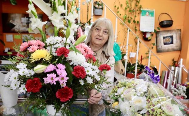 Los floristas ajustan precios de ramos y centros ante una festividad con «un ligero descenso» de ventas