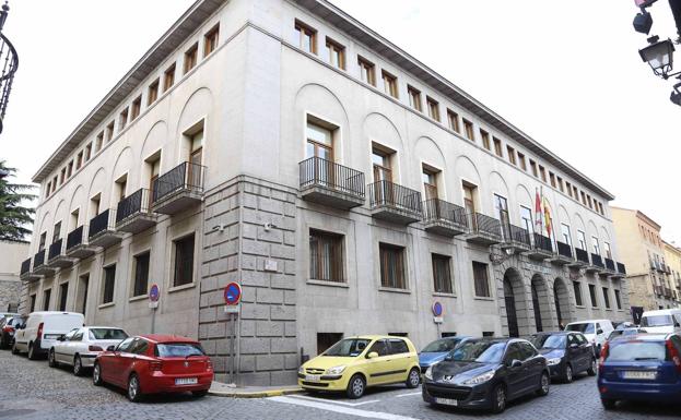 «Puta, zorra, que te acuestas con todos, qué haces con mi marido»