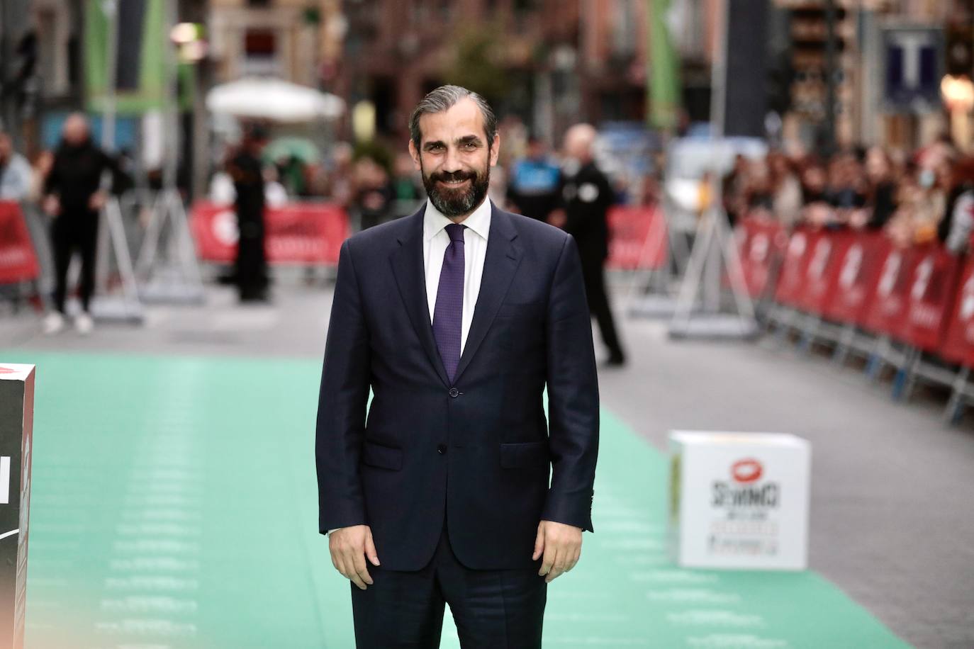 Alfombra verde en la clausura de la Seminci 2022 (1/4)