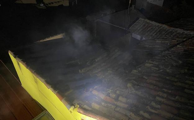 Los bomberos sofocan un incendio en una vivienda de Villarramiel