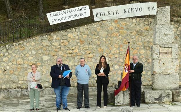 Claveles y un manifiesto para rendir homenaje a la figura de Lord Wellington en Cabezón