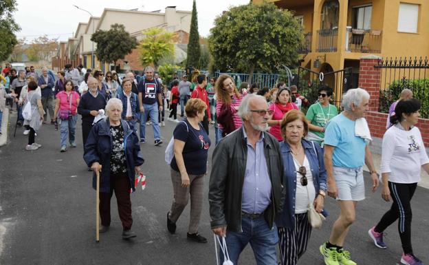 Más de 200 andarines participan en la Marcha contra el Cáncer de Olivares