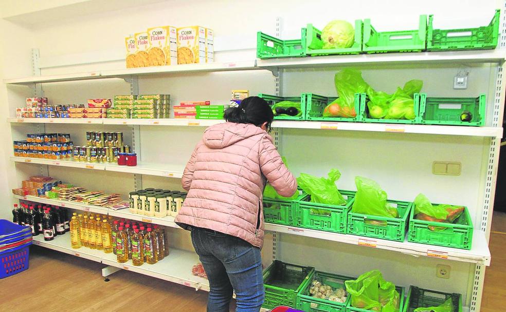 Cáritas cambia su economato por una tarjeta prepago