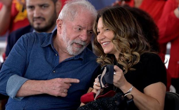 El «amuleto» de Lula que quiere cambiar el papel de la primera dama