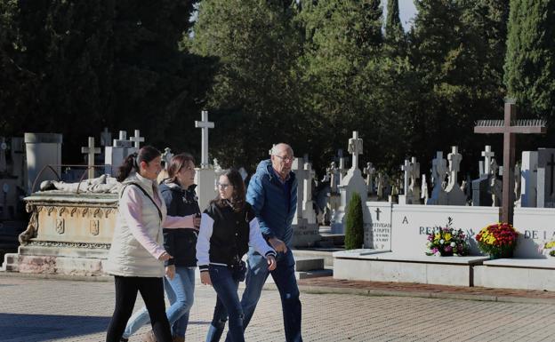 Miles de palentinos visitan el cementerio en Todos los Santos