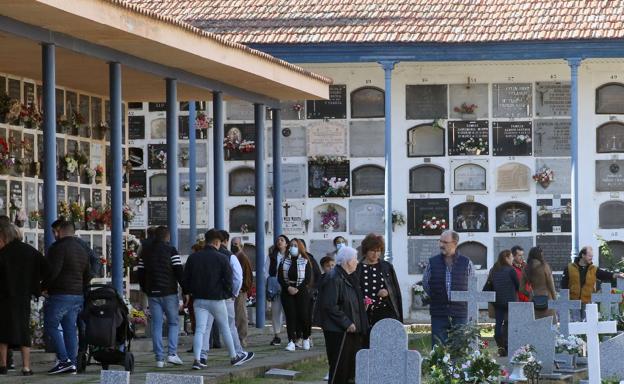 Cientos de segovianos rinden homenaje a sus seres queridos entre flores y oraciones