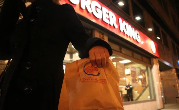 Piden ocho años y tres meses de cárcel a un encargado de Burger King por acosar a tres empleadas