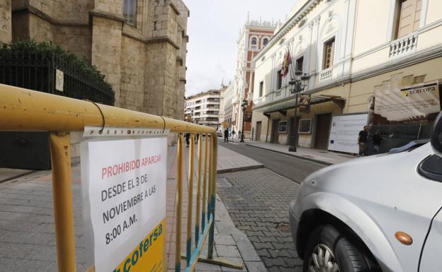 Cortan la calle Burgos para instalar una gran cubierta en el patio del Principal
