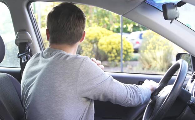 La multa de la DGT por abrir la puerta del coche sin mirar