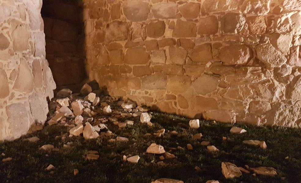 Bomberos y Policía de Ávila intervienen en la muralla por un desprendimiento