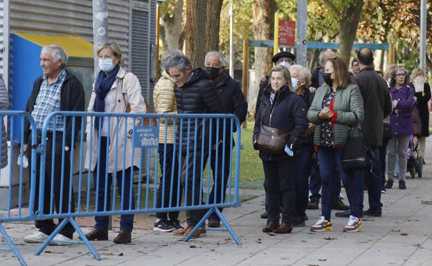 La Junta vacuna a 1.500 personas al día de la cuarta dosis de covid y de gripe en la carpa