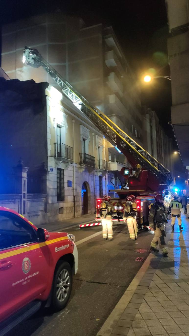 Corte al tráfico de una céntrica calle de Valladolid por un aviso de incendio